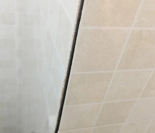 山南瓷砖空鼓维修公司分享阳台瓷砖脱落的修复过程可以分为以下几个步骤